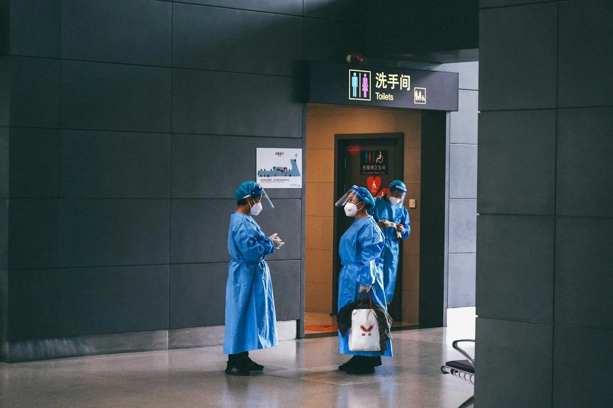 城市清晨短章专题片单主题图，清晨街区与通勤场景